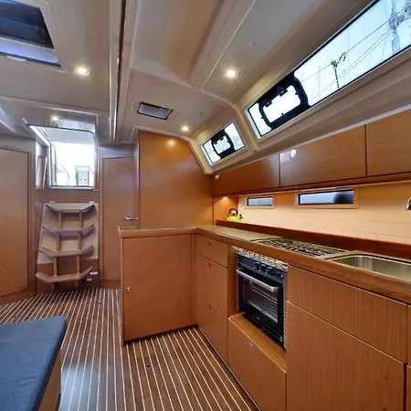 Πλωτό κατάλυμα Sailing Yacht Queen Eliza Βάρνα