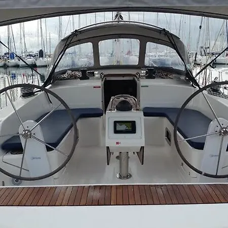 Sailing Yacht Queen Eliza Botel Varna